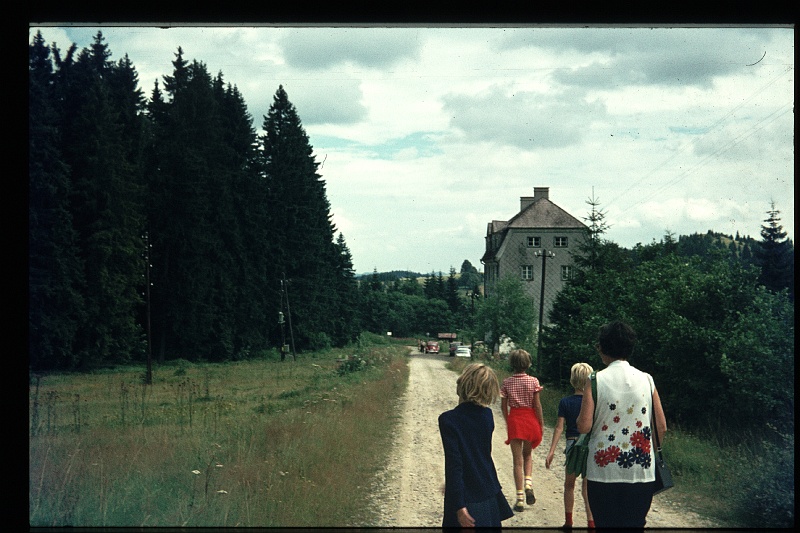 02.Boehmerwald  aug 1973 Ilse,Brigitte,Marion,Peter.JPG